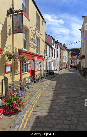 Staithes rue principale pavée, Yorkshire du Nord, North York Moors National Park, Angleterre, Royaume-Uni. Banque D'Images