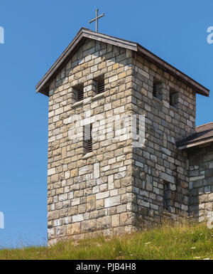 Vue partielle d'une chapelle sur le sommet du mont. Rigi en Suisse en été. Le Rigi est une destination touristique populaire, accessible par un rack de montagne Banque D'Images