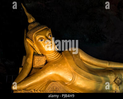 Temple Wat Suwankhua (aka Wat Tham) Phuket Thaïlande - Golden Buddha couché Banque D'Images