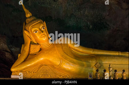 Temple Wat Suwankhua (aka Wat Tham) Phuket Thaïlande - Golden Buddha couché Banque D'Images