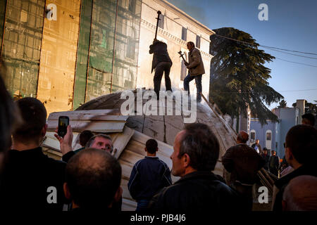 Protestations des citoyens contre la construction d'un bunker à côté du ministère de l'équipement à la place Skanderbeg à Tirana, Albanie. Banque D'Images