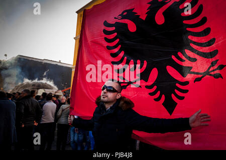 Protestations des citoyens contre la construction d'un bunker à côté du ministère de l'équipement à la place Skanderbeg à Tirana, Albanie. Banque D'Images