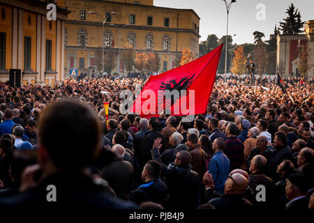 Protestations des citoyens contre la construction d'un bunker à côté du ministère de l'équipement à la place Skanderbeg à Tirana, Albanie. Banque D'Images