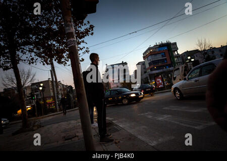 Des scènes de rue dans le centre de Tirana, capitale de l'état des Balkans et l'hospice de l'Europe Albanie. Banque D'Images