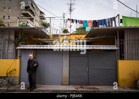 Des scènes de rue dans le centre de Tirana, capitale de l'état des Balkans et l'hospice de l'Europe Albanie. Banque D'Images