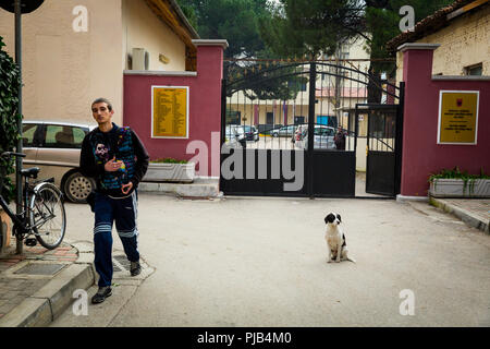 Des scènes de rue dans le centre de Tirana, capitale de l'état des Balkans et l'hospice de l'Europe Albanie. Banque D'Images