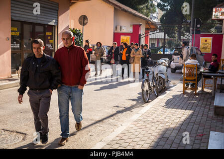 Des scènes de rue dans le centre de Tirana, capitale de l'état des Balkans et l'hospice de l'Europe Albanie. Banque D'Images