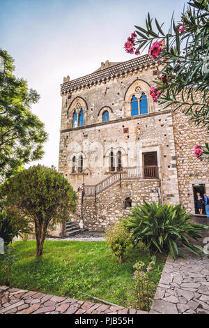 TAORMINA, ITALIE - 16 octobre 2014 : une vue sur le Palazzo Corvaja construit au 10ème siècle, palais médiéval Banque D'Images