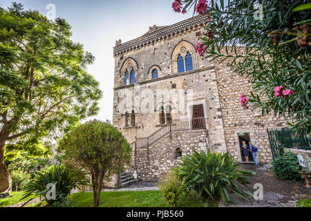 TAORMINA, ITALIE - 16 octobre 2014 : une vue sur le Palazzo Corvaja construit au 10ème siècle, palais médiéval Banque D'Images