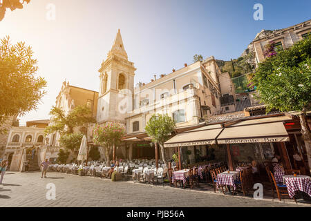 TAORMINA, ITALIE - 16 octobre 2014 : l'église de San Giuseppe à IX Aprile Square à Taormina. Quartier de Messine, Sicile, Italie Banque D'Images