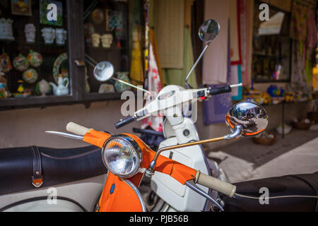 TAORMINA, ITALIE - 16 octobre 2014 : vélos moto italienne classique 'Vespa' stationné sur la rue Banque D'Images