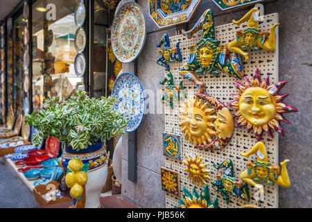 TAORMINA, ITALIE - 16 octobre 2014 : Souvenir typique de Sicile en céramique symbolisant le soleil et triskelions - symbole de la Sicile Banque D'Images