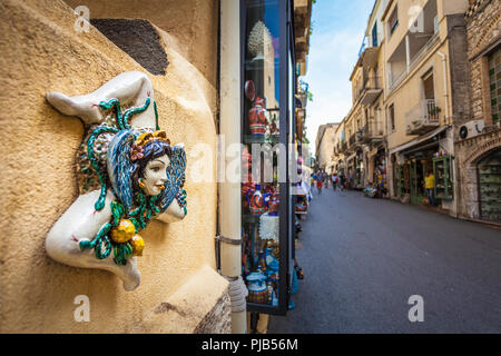 TAORMINA, ITALIE - 16 octobre 2014 : Souvenir typique de Sicile en céramique symbolisant le soleil et triskelions - symbole de la Sicile Banque D'Images