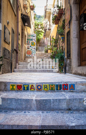 TAORMINA, ITALIE - 16 octobre 2014 : j'aime écrire "Taormina" écrit sur l'escalier avec des vases en céramique typique Trinacria. Beau détail de l'al. Banque D'Images