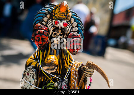 Une statue de Santa Muerte (sainte mort), ayant la culture Aztèque, est vu placé dans la rue au cours d'une cérémonie dans la ville de Mexico, Mexique. Banque D'Images