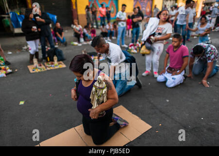 Les fidèles mexicains de Santa Muerte (sainte mort) ramper sur les genoux lors d'un pèlerinage religieux à Tepito, Mexico, Mexique. Banque D'Images