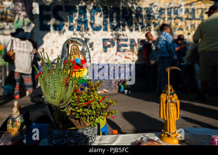 Des statues de Santa Muerte (sainte mort) sont vus placés dans la rue au cours d'un pèlerinage religieux à Tepito, Mexico, Mexique. Banque D'Images