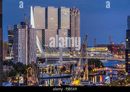 Rotterdam, Pays-Bas, le 31 août 2018 : avis du centre-ville vers l'extérieur au musée maritime Leuvehaven, Nieuwe Maas (rivière) et le nouveau devel Banque D'Images