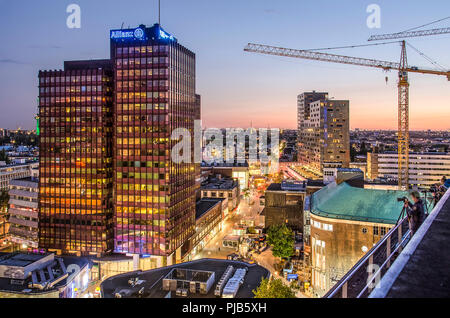 Rotterdam, Pays-Bas, le 31 août 2018 : voir dans l'ouest en direction de l'axe historique Binnenweg, au cours de l'heure bleue Banque D'Images