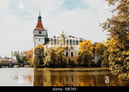 Automne sur le magnifique château tchèque appelé Blatna dans la ville du même nom. Banque D'Images