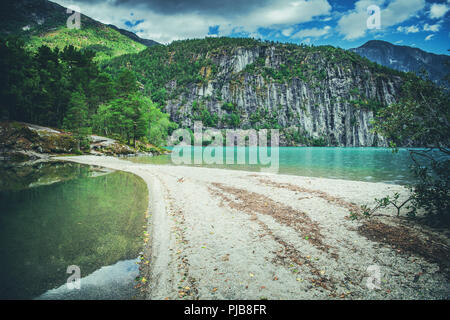 Plage de Sandy Lake norvégienne pittoresque et l'eau turquoise de la lac glaciaire. Banque D'Images