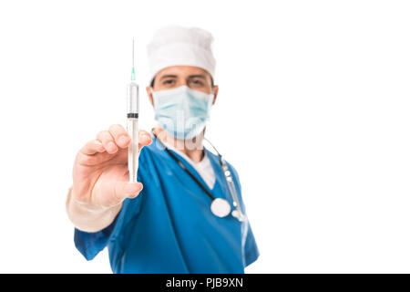 Vue rapprochée de médecin en masque médical holding syringe isolated on white Banque D'Images