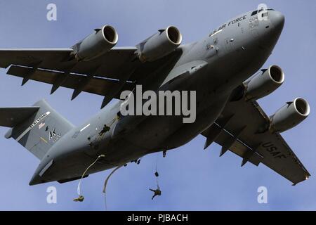 Les parachutistes de l'Armée américaine affecté à la 6e brigade bataillon du génie (Airborne), 4th Infantry Brigade Combat Team (Airborne), 25e Division d'infanterie de l'armée américaine, de l'Alaska à simuler un entrée forcée d'une opération aéroportée US Air Force C-17 Globemaster III, au sein de la démonstration des Forces canadiennes au cours de l'Arctique Thunder Open House, 1 juillet 2018. Cet événement bisannuel organisé par Joint Base Elmendorf-Richardson, Alaska, est l'un des plus grands de l'état et l'une des premières démonstrations aériennes dans le monde. L'événement inclut plusieurs artistes interprètes ou exécutants et des actes à la masse : th Banque D'Images