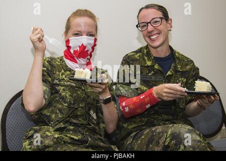 JOINT BASE HICKAM-PEARL HARBOR (01 juillet 2018) Le personnel de l'hôtel Sheraton Princess Kaiulani Hotel dans Hololulu, Hawaii, présenter les membres des Forces armées canadiennes participant à l'éventuel exercice Rim of the Pacific (RIMPAC) avec un gâteau pour comemmorate Le 151e anniversaire de la fête du Canada. Vingt-cinq nations, 46 navires, 5 sous-marins, environ 200 avions et 25 000 personnes participent à l'EXERCICE RIMPAC du 27 juin au 2 août dans et autour des îles Hawaï et la Californie du Sud. Le plus grand exercice maritime international RIMPAC, fournit une formation unique tout en Banque D'Images