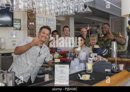 JOINT BASE HICKAM-PEARL HARBOR (01 juillet 2018) Le personnel de l'hôtel Sheraton Princess Kaiulani Hotel dans Hololulu, Hawaii, présenter les membres des Forces armées canadiennes participant à l'éventuel exercice Rim of the Pacific (RIMPAC) avec un gâteau pour comemmorate Le 151e anniversaire de la fête du Canada. Vingt-cinq nations, 46 navires, 5 sous-marins, environ 200 avions et 25 000 personnes participent à l'EXERCICE RIMPAC du 27 juin au 2 août dans et autour des îles Hawaï et la Californie du Sud. Le plus grand exercice maritime international RIMPAC, fournit une formation unique tout en Banque D'Images