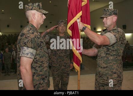 Le Colonel Kevin Norton, commandant du 4e Régiment de Marines, 3e Division de marines, passe au large de couleurs pour le Colonel Jason Perry au cours d'une cérémonie de passation de commandement le 2 juillet 2018 sur le Camp Schwab, Okinawa, Japon. Les cérémonies de passation de commandement de marquer le passage de commande à partir d'une Marine à l'autre, symbolisant le transfert des responsabilités de son poste de commande Banque D'Images