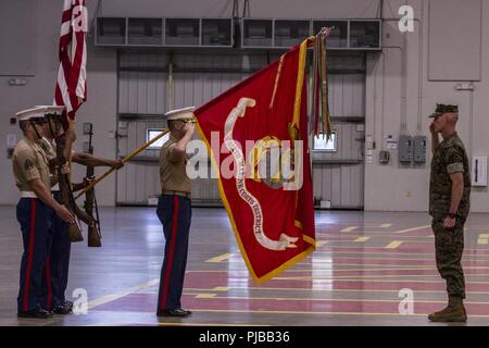 Le colonel Jeffrey C. Smitherman, le commandant sortant de la 6e Marine Corps (MCD), rend hommage à Brigue. Le général James F. Glynn, le général commandant de la région de recrutement, au cours de la partie de remise des prix d'une cérémonie de passation de commandement à Parris Island, Caroline du Sud, le 2 juillet 2018. Au cours de la cérémonie, le ministre Smitherman a renoncé à son commandement au Colonel William C. Gray. Banque D'Images