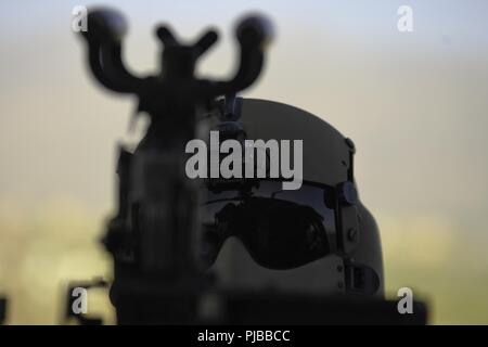 Circuit de l'armée américaine. Soumahouro Morisson, chef d'équipe avec l'entreprise C, 5-101 AVN assigné à la Force Ombre prépare pour une mission de tôt le matin à Bagram Airfield 2 Juillet. Banque D'Images