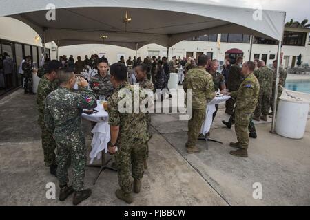 MARINE CORPS BASE HAWAII (2 juillet 2018) Divers le service militaire aux États-Unis et à l'étranger membres parlent les uns aux autres au cours d'un groupe de travail air-sol marin (MAGTF) Hawaii événement social dans le cadre du Rim of the Pacific (RIMPAC) à Hawaï (Base du Corps des Marines MCBH) du 2 juillet 2018. MCBH senior leadership a invité les participants de l'EXERCICE RIMPAC et les dirigeants communautaires à un dîner au Club de l'agent. RIMPAC fournit une formation de valeur pour la tâche-organisé, très-capable MAGTF et améliore la capacité d'intervention de crise critique de Marines américains dans le Pacifique. Vingt-cinq nations, 46 navires, 5 sous-marins, d'environ 200 Banque D'Images