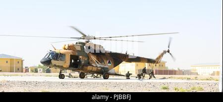 KANDAHAR, Afghanistan (3 juillet 2018) -- Les soldats de l'Armée nationale afghane une sortie Mi-17 de la force aérienne afghane sur le plan régional de formation militaire, Center-Kandahar 3 juillet 2018, au cours d'un exercice de formation d'insertion organisé par l'armée américaine soldats du 2e Bataillon, 1re Brigade d'aide des forces de sécurité à Kandahar, en Afghanistan. Les soldats de la 1re CCPS aider à poursuivre la croissance de l'Afghan Forces nationales de défense et de sécurité, des capacités de combat en menant la formation au RMTC-K. Banque D'Images