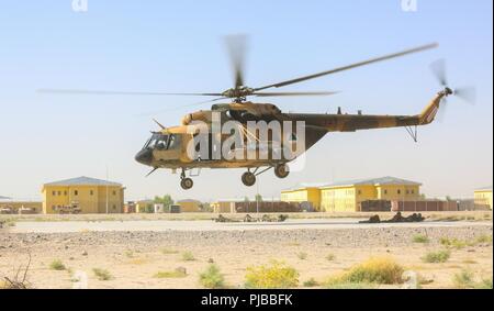 KANDAHAR, Afghanistan (3 juillet 2018) -- un Mi-17 de la Force aérienne afghane se prépare à décoller, le 3 juillet 2018, à l'échelon régional de formation Center-Kandahar militaire lors d'une exercice de formation d'insertion organisé par l'armée américaine soldats du 2e Bataillon, 1re Brigade d'aide des forces de sécurité à Kandahar, en Afghanistan. Les soldats de la 1re CCPS aider à poursuivre la croissance de l'Afghan Forces nationales de défense et de sécurité, des capacités de combat en menant la formation au RMTC-K. Banque D'Images