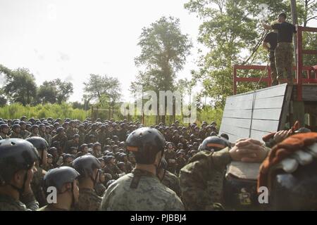 Domaine de formation des instructeurs les recrues de la compagnie Kilo, 3e bataillon d'instruction des recrues, et novembre, 4e compagnie du bataillon d'entraînement des recrues, les fondamentaux de la descente en rappel, 3 juin 2018, sur l'Île Parris, L.C. (rappel du 47 recrues pieds tower portant un harnais de sécurité, casque et des gants pour prendre confiance et surmonter toute peur des hauteurs. Kilo et société Novembre sont prévus pour le 7 septembre, 2018 études supérieures. Banque D'Images