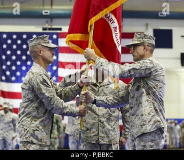 La base navale américaine de Bahreïn (3 juillet 2018) U.S. Marine Corps Brig. Le général Francis L. Donovan (droite), passe les couleurs de Brig. Le général Matthew G. Trollinger (à gauche), au cours de TF 51/5's cérémonie de passation de commandement. Le brig. Le général Matthew G. Trollinger soulagé Brig. Le général Francis L. Donovan, qui a servi comme commandant général de TF 51/5 depuis juillet 2016. Banque D'Images