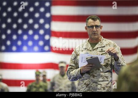 La base navale américaine de Bahreïn (3 juillet 2018) U.S. Marine Corps Brig. Le général Francis L. Donovan, commandant de la Force amphibie de la Marine, Groupe de travail 51/5ème Marine Expeditionary Brigade (TF 51/5), prononce une allocution au cours de TF 51/5's cérémonie de passation de commandement. Le brig. Le général Matthew G. Trollinger soulagé Brig. Le général Francis L. Donovan, qui a servi comme commandant général de TF 51/5 depuis juillet 2016. Banque D'Images