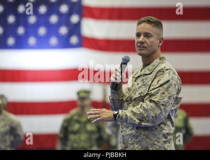 La base navale américaine de Bahreïn (3 juillet 2018) U.S. Marine Corps Brig. Le général Matthew G. Trollinger, commandant de la Force amphibie de la Marine, Groupe de travail 51/5ème Marine Expeditionary Brigade (TF 51/5), donne ses remarques au cours de la TF 51/5 cérémonie de passation de commandement. Le brig. Le général Matthew G. Trollinger soulagé Brig. Le général Francis L. Donovan, qui a servi comme commandant général de TF 51/5 depuis juillet 2016. Banque D'Images