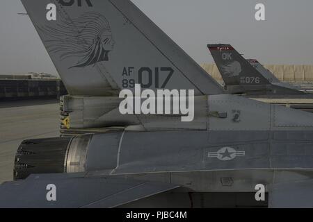 Pilotes de la Force expéditionnaire du 125e Escadron de chasse de Tulsa Oklahoma, servant sous le 455 e groupe d'opérations expéditionnaires, a volé F-16 Fighting Falcon avec numéros 017 et 076 en l'honneur de l'indépendance, le 4 juillet 2018 plus de Bagram, en Afghanistan. Le jour de l'indépendance, est une maison de vacances dans l'United States commémorant l'adoption de la Déclaration d'indépendance le 4 juillet 1776. Le Congrès continental a déclaré que les treize colonies américaines se considéraient comme une nouvelle nation, les Etats-Unis d'Amérique, et ne faisaient plus partie de l'Empire britannique. Banque D'Images