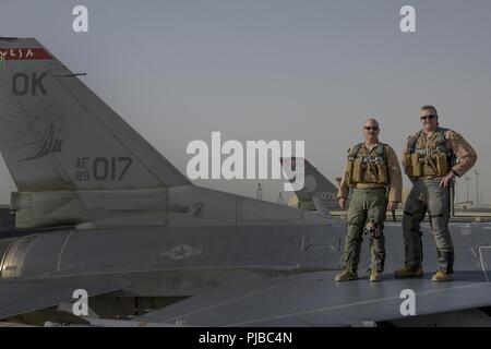 Le Lt col. "Duece" (à gauche) et "Francis", 125e Escadron de chasse expéditionnaire de Tulsa Oklahoma servant sous le 455 e groupe d'opérations expéditionnaires, a volé F-16 Fighting Falcon avec numéros 017 et 076 en l'honneur de l'indépendance, le 4 juillet 2018 plus de Bagram, en Afghanistan. Le jour de l'indépendance, est une maison de vacances dans l'United States commémorant l'adoption de la Déclaration d'indépendance le 4 juillet 1776. Le Congrès continental a déclaré que les treize colonies américaines se considéraient comme une nouvelle nation, les Etats-Unis d'Amérique, et ne faisaient plus partie de la British Empir Banque D'Images