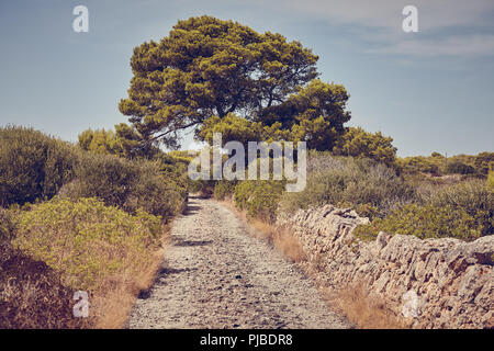 Retro photo stylisée d'une étroite route de campagne pittoresque, Mallorca, Espagne. Banque D'Images