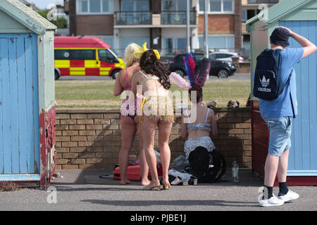 Photo par Nigel Bowles 07860839102 01273486851 Connors Brighton Brighton Pride Parade 2018 dans le soleil en face de milliers de bas de la rue, le p Banque D'Images