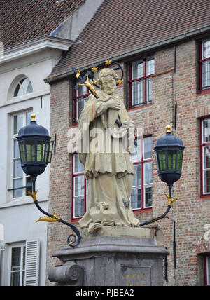 Saint Jean Népomucène, Jean Nepomucene statue sur le pont avec tour de l'église Notre Dame Banque D'Images