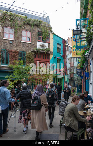 Neals Yard, une petite cour de boutiques colorées et des restaurants, Seven Dials, près de Covent Garden, London, England, UK Banque D'Images