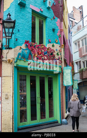 Neals Yard, une petite cour de boutiques colorées et des restaurants, Seven Dials, près de Covent Garden, London, England, UK Banque D'Images