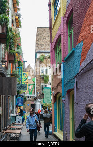 Neals Yard, une petite cour de boutiques colorées et des restaurants, Seven Dials, près de Covent Garden, London, England, UK Banque D'Images