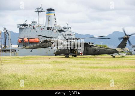 JOINT BASE HICKAM-PEARL HARBOR (11 juillet 2018) Deux hélicoptères UH-60 Black Hawk s'écarter de l'Île Ford, Missouri après la suppression de l'approvisionnement au cours de l'assistance humanitaire pour les secours en cas de formation au cours de l'exercice Rim of the Pacific (RIMPAC) Le 11 juillet. Vingt-cinq nations, 46 navires, 5 sous-marins, environ 200 avions et 25 000 personnes participent à l'EXERCICE RIMPAC du 27 juin au 2 août dans et autour des îles Hawaï et la Californie du Sud. Le plus grand exercice maritime international RIMPAC, fournit une formation unique tout en renforçant et en soutenant les coopératives Banque D'Images