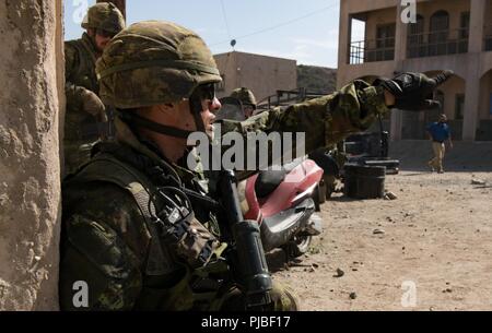 MARINE CORPS BASE CAMP PENDLETON, en Californie (11 juillet 2018) Un membre des 2e Bataillon du Royal 22e Régiment d'infanterie durant les commandes d'appels pour la formation d'immersion à la biennale de Rim of the Pacific (RIMPAC), du Marine Corps Base Camp Pendleton, 11 juillet. Vingt-cinq nations, 46 navires, 5 sous-marins, environ 200 avions et 25 000 personnes participent à l'EXERCICE RIMPAC du 27 juin au 2 août dans et autour des îles Hawaï et la Californie du Sud. Le plus grand exercice maritime international RIMPAC, fournit une formation unique tout en favorisant et soutenant cooper Banque D'Images