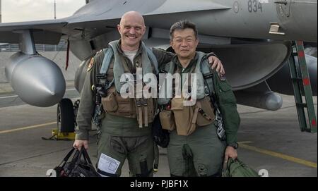 U.S. Air Force Colonel R. Scott Jobe, gauche, la 35e Escadre de chasse, commandant et Japan Air Self-Defense Force le général de Kenichi Samejima, droite, la 3ème Air Wing Commander, posent pour une photo après un vol de familiarisation à Misawa Air Base, Japon, le 2 juillet 2018. Le vol de familiarisation Samejima a donné l'occasion de découvrir les responsabilités du F-16 Fighting Falcon et encore amélioré sa compréhension de la 35e Escadre de chasse mission. Banque D'Images